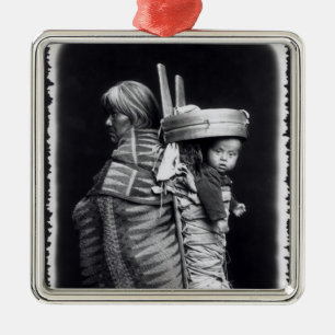 Ornamento De Metal Mulher do Navaho que leva um papoose nela para