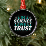 Ornamento De Metal Na Science We Trust Cote - Professor<br><div class="desc">Na citação de Science We Trust. A ciência bonita, artística, engraçada fala com uma reviravolta religiosa. Arte tem microscópio e equipamento experimental de frasco para professora de ciências masculina ou feminina. > Use para a apreciação de professores de Ciência, Química, Biologia ou geek de Física, ou crianças nerd de cientistas....</div>