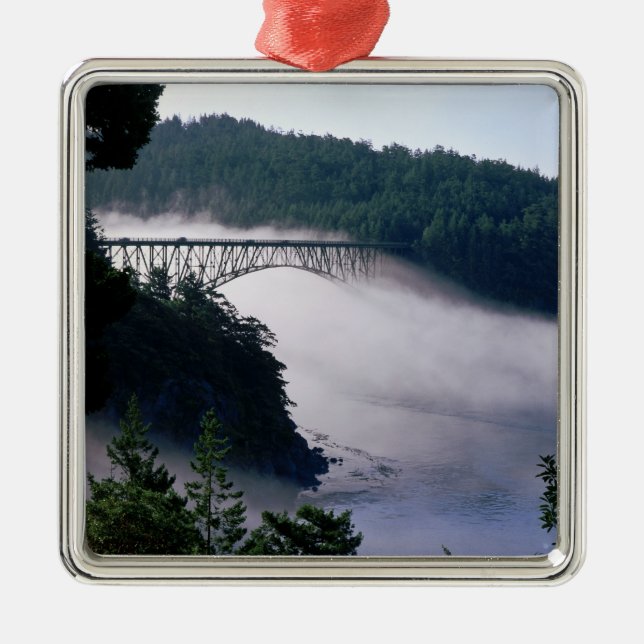 Ornamento De Metal Nevoeiro deriva sob a ponte Deception Pass em (Frente)
