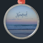 Ornamento De Metal Newport Beach California Ocean Sunrise Blue<br><div class="desc">Newport Beach California Ocean Sunrise Blue Linda fotografia do nascer da praia de Newport. Você pode se sentir sentado lá em paz e serenidade enquanto o pássaro voa pelo ar e a brisa do oceano flui em seu rosto. Escute as ondas de luz enquanto elas rolam e lembre-se de umas...</div>
