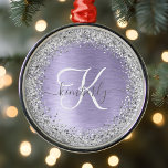 Ornamento De Metal Nome do Monograma da Glitter de Prata Metálica Bru<br><div class="desc">Personalize facilmente este floco de neve modesto emoldurado com um design Enfeites de natal com brilho prateado bonito num fundo metálico roxo escovado.</div>