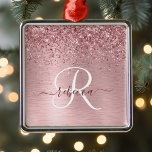 Ornamento De Metal Nome do Monograma da Lâmina Rosa Bruta de Metal Gl<br><div class="desc">Personalize facilmente esse design de ornamento chic moderno com brilho bonito rosado e robusto em um fundo metálico roxo e roxo,  cor-de-rosa,  pincelado.</div>