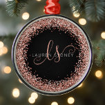 Ornamento De Metal Nome do Monograma do Glitter Glitter Cor-de-Rosa r<br><div class="desc">Ornamento Metálico do Monograma Elegante Glitter Dourado Glitter. Personalize facilmente este design de ornamento de metal chic moderno com brilho brilhante rosa-ouro elegante em fundo preto. O design apresenta seu monograma manuscrito com espirais bonito e seu nome.</div>