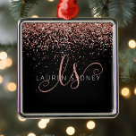 Ornamento De Metal Nome do Monograma do Glitter Glitter Cor-de-Rosa r<br><div class="desc">Ornamentos Elegantes De Monogramas Com Glitter Dourado De Glam Rosa. Personalize facilmente este design de ornamentos de chic modernos com elegante brilho brilhante rosa de ouro em fundo preto. O design apresenta seu monograma manuscrito com espirais bonito e seu nome.</div>