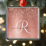 Ornamento De Metal Nome do Monograma do Glitter Metálico Brutado Dour<br><div class="desc">Personalize facilmente este design de ornamento de metal chic em moda,  com brilho bonito de ouro rosa em um fundo metálico escovado de rosa dourado.</div>
