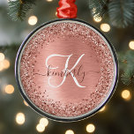 Ornamento De Metal Nome do Monograma do Glitter Metálico Brutado Dour<br><div class="desc">Personalize facilmente esse design de ornamento chic moderno com brilho bonito de ouro rosa em um fundo metálico escovado de rosa dourado.</div>