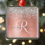 Ornamento De Metal Nome do Monograma do Glitter Metálico Brutado Dour<br><div class="desc">Personalize facilmente esse design de ornamento chic moderno com brilho bonito prateado cintilante em um fundo metálico derrubado de rosa.</div>