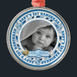 Ornamento De Metal Nome Fotográfico de Hanukkah, 1rua de Bebê Fofo<br><div class="desc">Doce design de fotografia com as palavras "Chanucá de 1rua de Bebê" na rodada intercalada com brinquedos de sonho. O nome do bebê e o ano para você personalizar está flanqueado em ambos os lados com uma Menorah e a Estrela de David (imagens removíveis de objetos). Comemore esta ocasião importantíssima...</div>