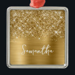Ornamento De Metal Nome Glamouroso Dourado Brilhante<br><div class="desc">Personalize o estilo moderno de letra manuscrita para criar seu próprio enfeite de Natal quadrado premium.
Adicione uma inicial para criar uma combinação de primeira inicial.
Arte digital feminina com brilho dourado falso e folha de metal polido que será impressa como uma foto no seu enfeite de Natal.</div>