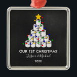 Ornamento De Metal Nossa árvore de papel higiênico de Natal de 1rua 2<br><div class="desc">Transfira para o outro ornamento em forma quadrada e adicione sua foto se quiser um design de dois lados. Blocos de animação brilhantes em papel higiênico gráfico de árvore de Natal contra gráfico digital de quadro negro sujo. Você pode personalizar a redação do "nosso primeiro Natal" em 2020. Personalize o...</div>