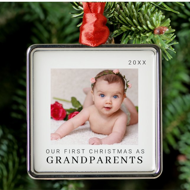 Ornamento De Metal Nosso Primeiro Natal como Avós Modernos (Criador carregado)