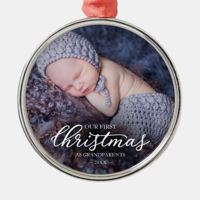 Ornamento De Metal Nosso Primeiro Natal Como Avós Roteiro Branco (Frente)