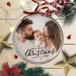 Ornamento De Metal Nosso Primeiro Natal como Mãe e Pai Foto de Bebê<br><div class="desc">Nosso Primeiro Natal como Mãe e Pai Filha de Ornamento</div>