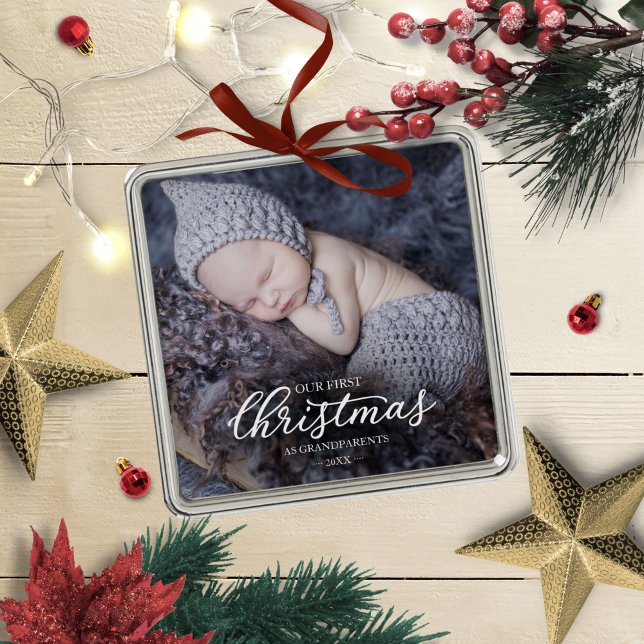 Ornamento De Metal Nosso Primeiro Natal Como Manuscrito Branco De Avó (Criador carregado)