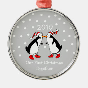 Ornamento De Metal Nosso Primeiro Natal Juntos 2010 (Pinguins)