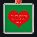 Ornamento De Metal Nosso Segundo Natal Juntos Coração Vermelho Bonito<br><div class="desc">Nomes personalizados e impressos com design de coração vermelho giro em fundo verde sólido. Sinta-se à vontade para personalizar adicionando seus próprios textos,  nomes ou fotos. Você pode adicionar sua foto no verso do ornamento facilmente! A cor do plano de fundo também pode ser alterada conforme você quiser.</div>