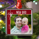 Ornamento De Metal Novo papai e Bebê Primeira Foto de Natal<br><div class="desc">Um ornamento personalizado para comemorar seu primeiro ano como pai é uma maneira tão sentida de estimar essas memórias preciosos. Personalize este Enfeites de natal encantador com uma foto sua e do seu bebê,  e o nome e a data de nascimento do seu bebê.</div>