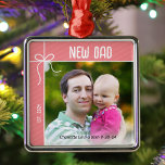 Ornamento De Metal Novo papai e Bebê Primeira Foto de Natal<br><div class="desc">Um ornamento personalizado para comemorar seu primeiro ano como pai é uma maneira tão sentida de estimar essas memórias preciosos. Personalize este Enfeites de natal encantador com uma foto sua e do seu bebê,  e o nome e a data de nascimento do seu bebê.</div>