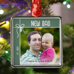 Ornamento De Metal Novo papai e Bebê Primeira Foto de Natal<br><div class="desc">Um ornamento personalizado para comemorar seu primeiro ano como pai é uma maneira tão sentida de estimar essas memórias preciosos. Personalize este Enfeites de natal encantador com uma foto sua e do seu bebê,  e o nome e a data de nascimento do seu bebê.</div>