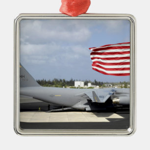 Ornamento De Metal O C-17 Globemaster III senta-se no flightline