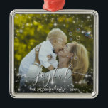 Ornamento De Metal O divertimento alegre de Natal desperta fotos de f<br><div class="desc">Este belo Enfeites de natal apresenta um design divertido com faíscas ou estrelas sobre a sua foto. A legenda diz Joyful, e há espaço para seu nome e data. Simples, elegante, caprichoso e na moda, esta é uma forma excelente de enviar alegria de férias ou comprar como guardião ou recordação...</div>