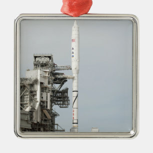 Ornamento De Metal O foguete Ares I-X é visto na plataforma de lançam