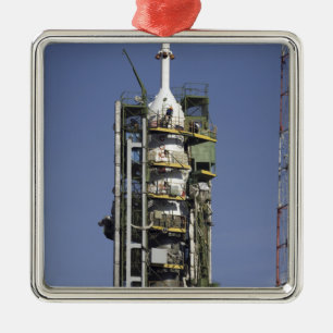 Ornamento De Metal O foguete de Soyuz é erigido na posição