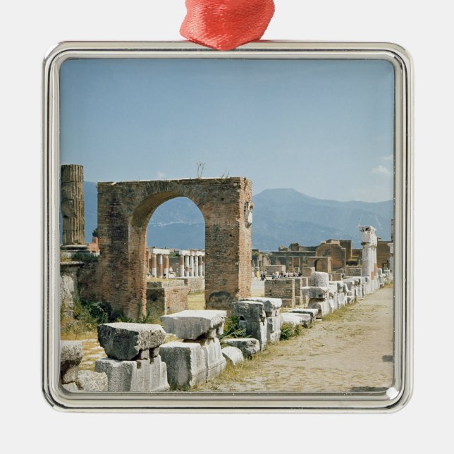 Ornamento De Metal O fórum com as montanhas no fundo (Frente)