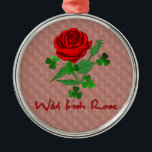 Ornamento De Metal O irlandês selvagem aumentou<br><div class="desc">Não há nada doméstico sobre você e é hora de vestir-lo com orgulho. Estes trevos apaixonado da rosa vermelha e do verde entre os espinhos descrevem-no perfeitamente: "O irlandês selvagem aumentou."</div>