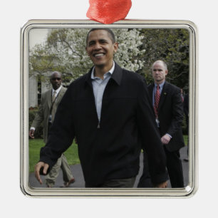Ornamento De Metal O presidente Obama caminha até a quadra de basquet