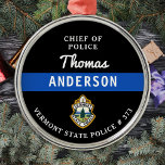 Ornamento De Metal Oficial de Polícia de Logotipo Azul Fino Personali<br><div class="desc">Enfeites de natal do Departamento de Polícia da Linha Azul - Cores de Sinalizador da Polícia, design azul e preto moderno. Personalize com o logotipo do seu departamento e personalize com o nome, o título, o logotipo do departamento e o número do crachá dos policiais. Este ornamento personalizado de polícias...</div>