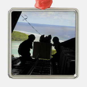 Ornamento De Metal Os aviadores eliminam uma pálete de bens doados