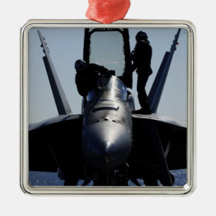 Ornamento De Metal Os pilotos conduzem uma inspeção do pre-vôo