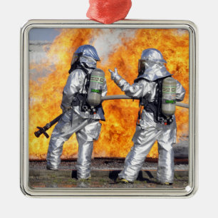 Ornamento De Metal Os sapadores-bombeiros lutam um fogo simulado
