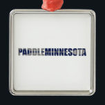 Ornamento De Metal Paddle Minnesota Kayaking<br><div class="desc">Minnesota é a terra de 10.000 lagos e oportunidades intermináveis de caiaque. Com as Águas Frontais e o Lago Superior Minnesota é um remo!</div>