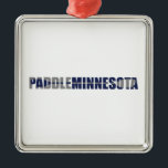 Ornamento De Metal Paddle Minnesota Kayaking<br><div class="desc">Minnesota é a terra de 10.000 lagos e oportunidades intermináveis de caiaque. Com as Águas Frontais e o Lago Superior Minnesota é um remo!</div>