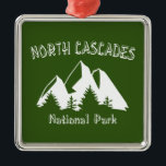 Ornamento De Metal Parque Nacional das Cascades do Norte<br><div class="desc">O Parque Nacional de North Cascades não é como nenhum outro. Washington Pass,  Maple Pass,  o Blue Lake Trail,  surpreende a cada vez. Mostre a sua paixão pela selva remota e o seu amor por este parque!</div>