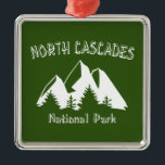 Ornamento De Metal Parque Nacional das Cascades do Norte<br><div class="desc">O Parque Nacional de North Cascades não é como nenhum outro. Washington Pass,  Maple Pass,  o Blue Lake Trail,  surpreende a cada vez. Mostre a sua paixão pela selva remota e o seu amor por este parque!</div>