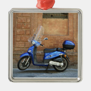 Ornamento De Metal Patinete de motor azul pela parede vermelha,