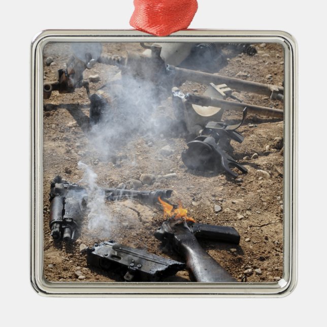 Ornamento De Metal Pedaços de armas inimigas foram legal (Frente)