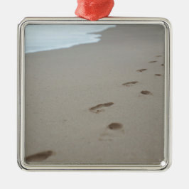 Ornamento De Metal Pegadas em uma praia branca em Moçambique