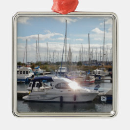 Ornamento De Metal Pequeno barco a motor apanhando o sol