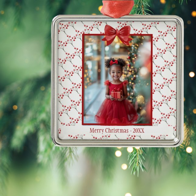 Ornamento De Metal Personalizar Foto Feliz Natal (Beautiful Keepsake Photo Christmas Ornament. Easy to personalize photo and name. Red bow and berries)
