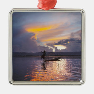 Ornamento De Metal Pescador Intha remando com a perna um barco pescan