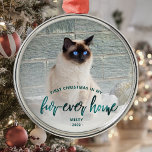 Ornamento De Metal Pet Photo First Christmas Forever Home Teal Green<br><div class="desc">Comemore o primeiro Natal do seu animal de estimação em sua nova casa com este belo ornamento moderno do keepsasasasaame. O texto lê "Primeiro Natal na minha casa de quatro em cada vez", com as palavras "uma casa de quatro em cada vez", em um elegante roteiro de folha verde verde....</div>
