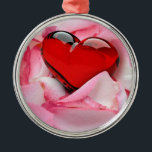 Ornamento De Metal Pétalas de Rosa de Coração de Vidro Vermelho<br><div class="desc">Ilustração linda e romântica com coração de vidro vermelho em uma cama de pétalas de rosa branco-rosa.</div>