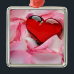 Ornamento De Metal Pétalas de Rosa de Coração de Vidro Vermelho<br><div class="desc">Ilustração linda e romântica com coração de vidro vermelho em uma cama de pétalas de rosa branco-rosa.</div>