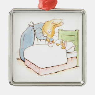 Ornamento De Metal Peter Rabbit na cama (sendo alimentado pela mãe)