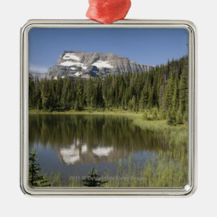 Ornamento De Metal Pico de montanha refletido em um lago