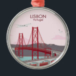 Ornamento De Metal Ponte de Lisboa sobre o rio Tagus no estilo da saf<br><div class="desc">Esta é uma ilustração da antiga Ponte de Lisboa no pôr do sol em tons cor-de-rosa. Ponte 25 de abril ou 25 de abril, o português é uma ponte suspensiva que liga Lisboa, a capital de Portugal, a Almada, na margem esquerda (sul) do rio Tagus. A ponte foi inaugurada em...</div>